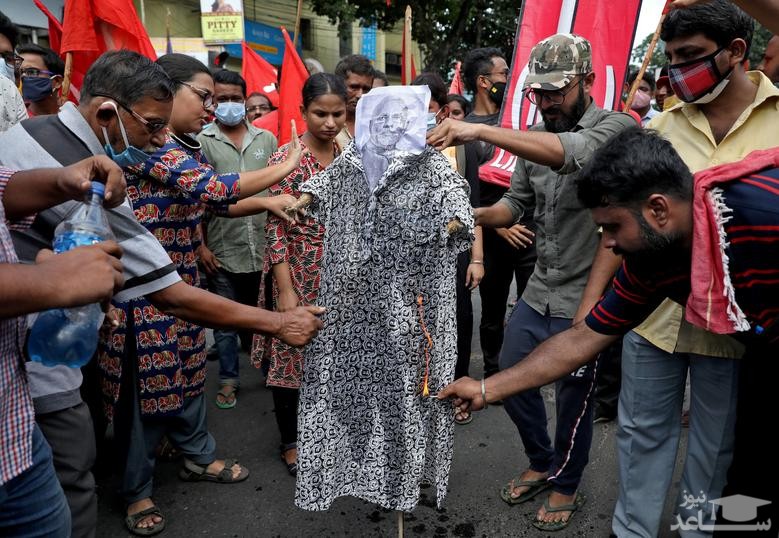 آتش زدن ماکت نخست وزیر هند در جریان تظاهرات فعالان حزب کمونیست هند در شهر کلکته علیه اصلاح قوانین کشاورزی/ رویترز