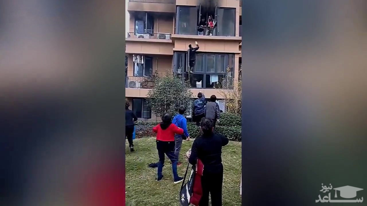 (فیلم) امدادرسانی پیک رستوران به خانواده گرفتار در آتش 