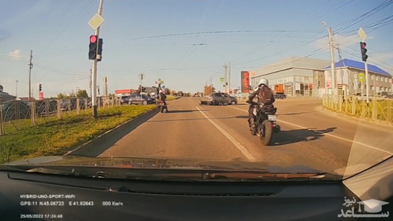 (فیلم) تصادف موتورسوار با ماشین هنگام عبور از چراغ قرمز