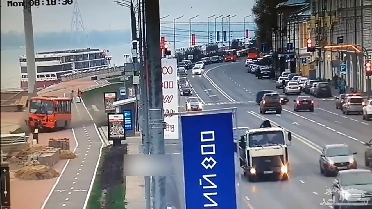 (فیلم) فرار به موقع یک زن از حادثه تصادف با مینی بوس