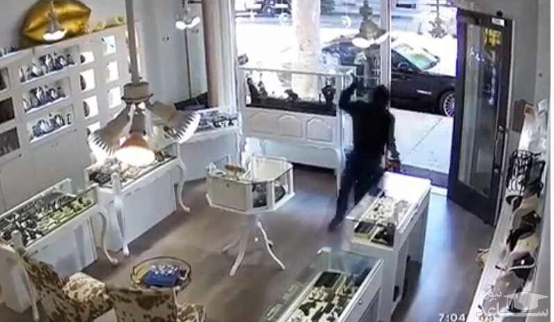 (فیلم)  واکنش سریع طلافروش، سارقان حرفه‌ای را فراری داد