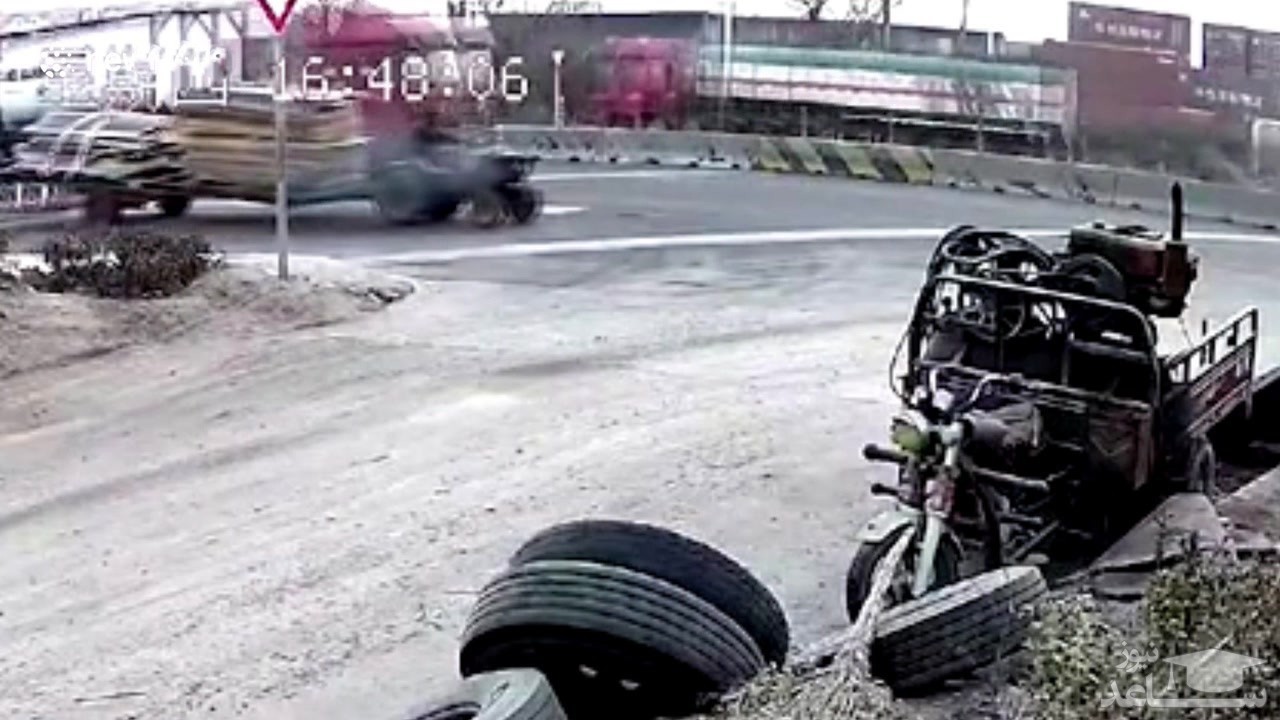 (فیلم) اتفاق غیرمنتظره برای راننده یک تراکتور