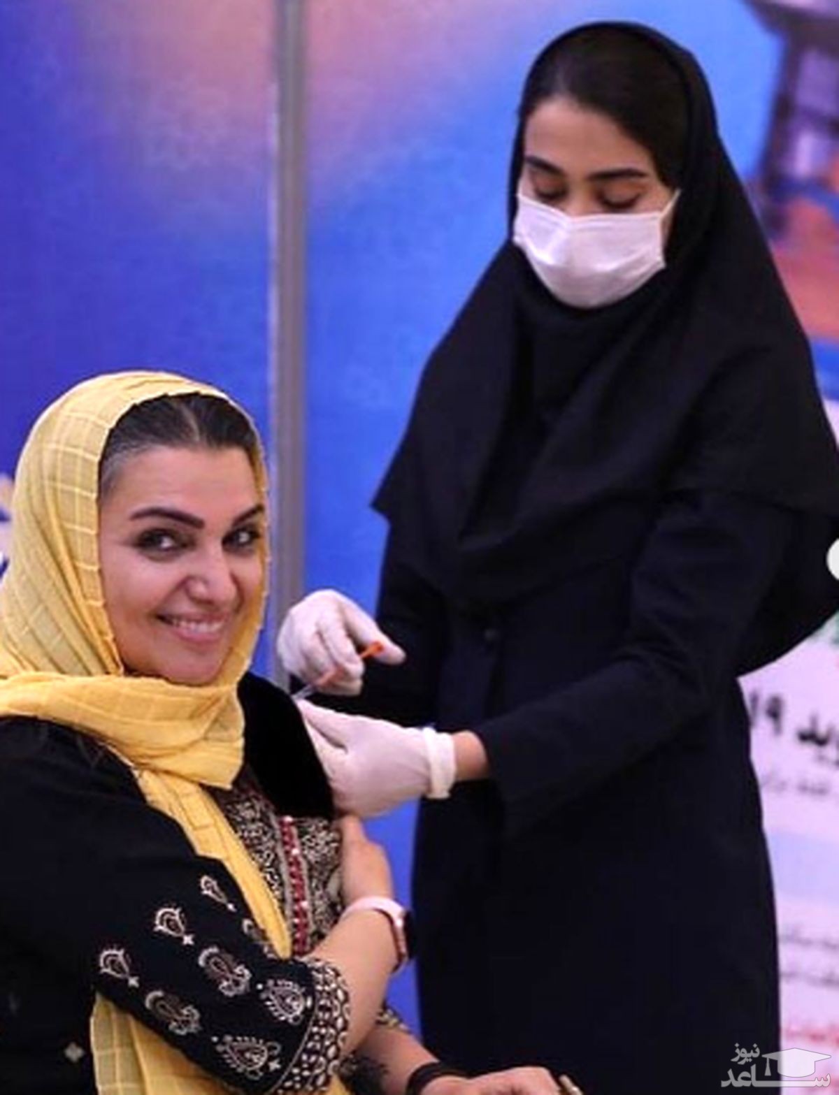 الهام پاوه نژاد در حال واکسن زدن