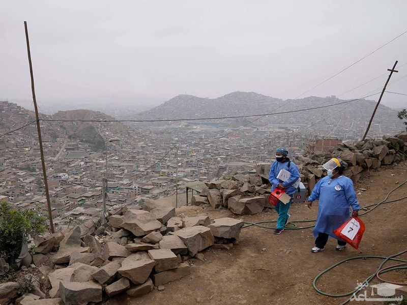 کادر واکسیناسیون با واکسن سینوفارم چین در حال واکسیناسیون خانه به خانه در مناطق حومه ای شهر "لیما" پرو/ آسوشیتدپرس