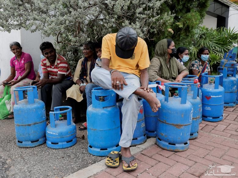 صف های شلوغ و چند ساعته پر کردن کپسول گاز در شهر کلمبو سریلانکا. سریلانکا طی هفته های گذشته به دلیل وخامت اوضاع اقتصادی با اعتراضات کم سابقه مردمی روبروست./ رویترز