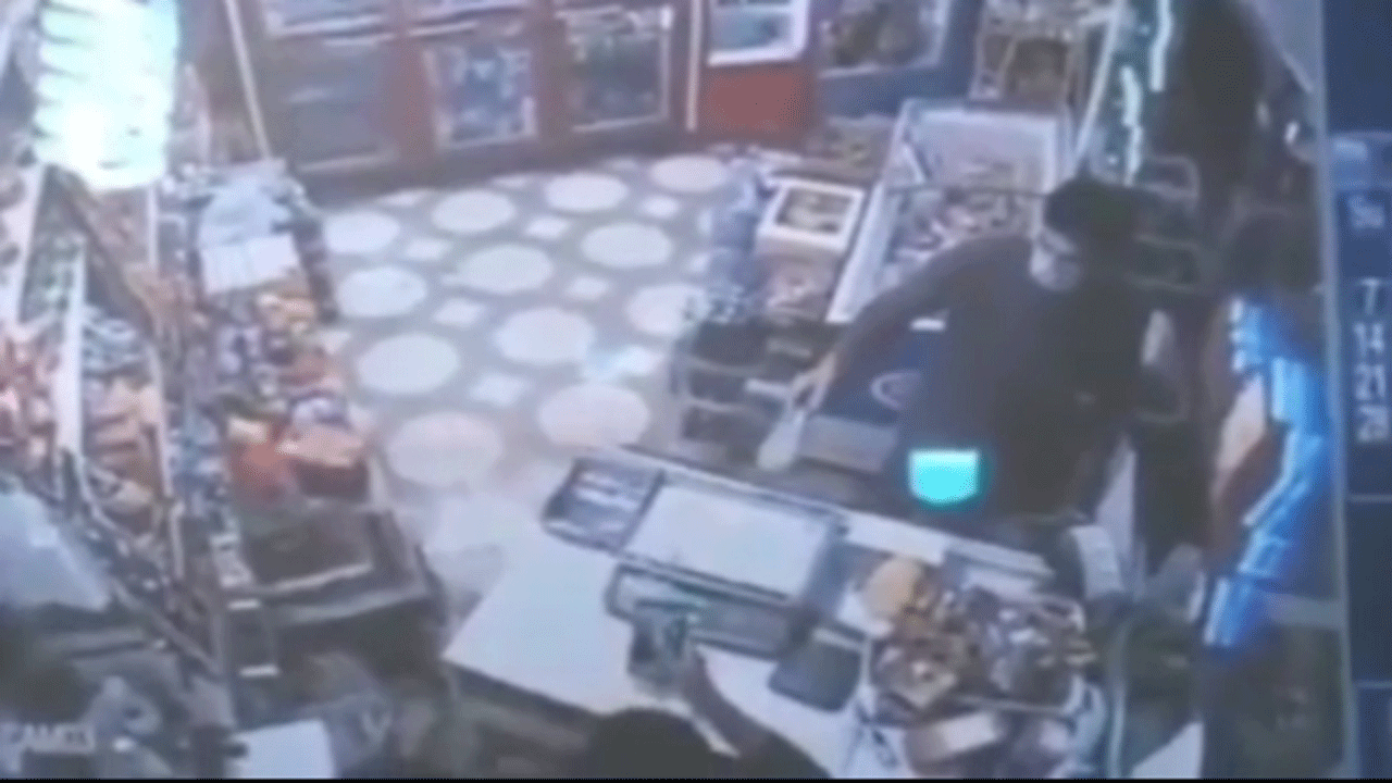 (فیلم) سرقت تلفن همراه صاحب سوپرمارکت به بهانه خرید ماست!