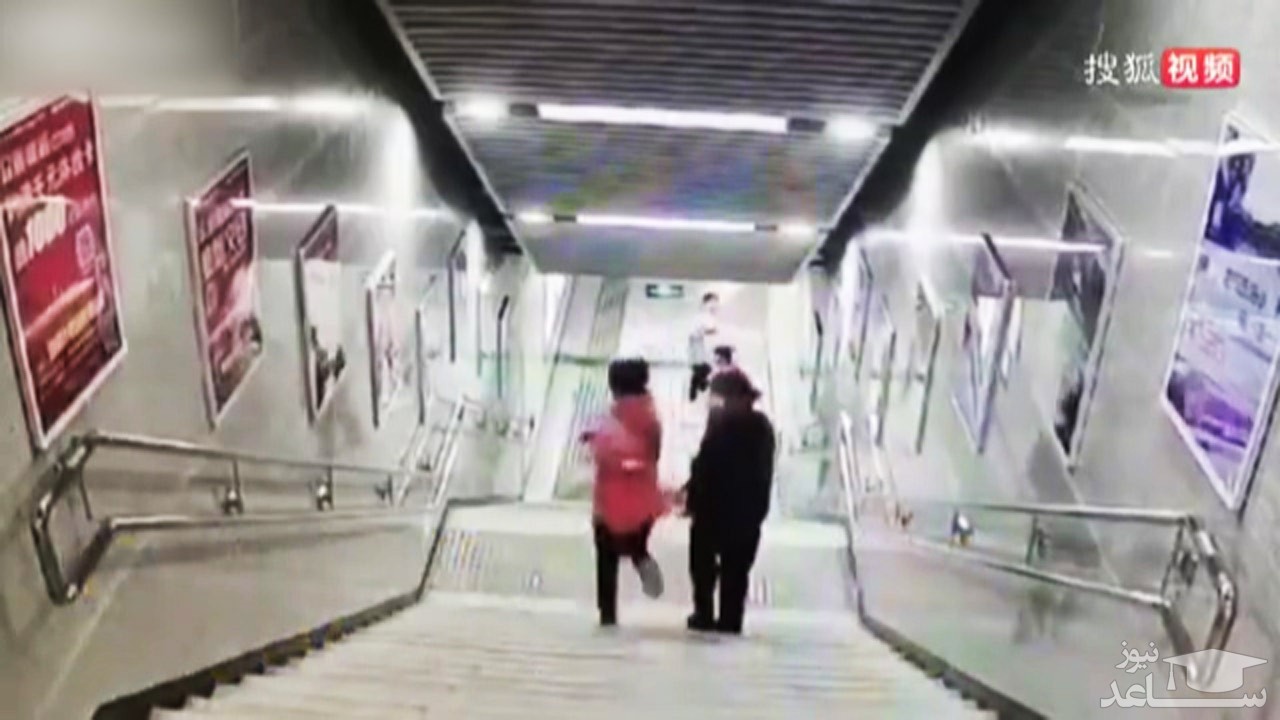 (فیلم) پرت شدن یک زن از پله‌ها حین کار کردن با موبایل