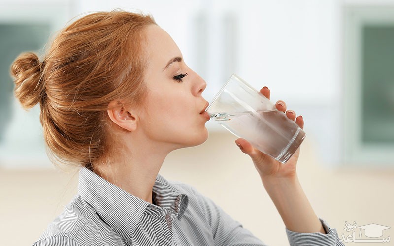 خانمی در حال نوشیدن آب