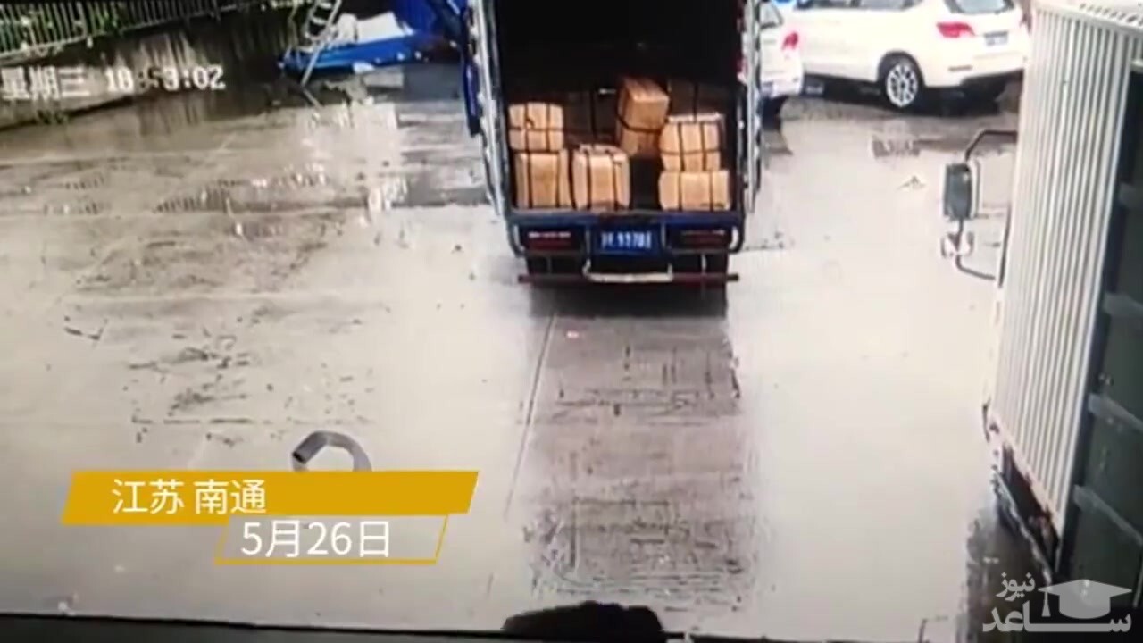 (فیلم) فرار به موقع یک زن از له شدن پشت کامیون