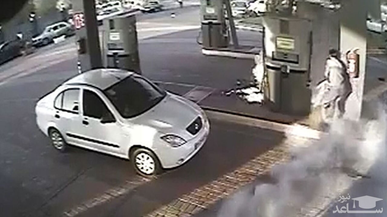 (فیلم) لحظه آتش گرفتن ۲ مرد در پمپ گاز 