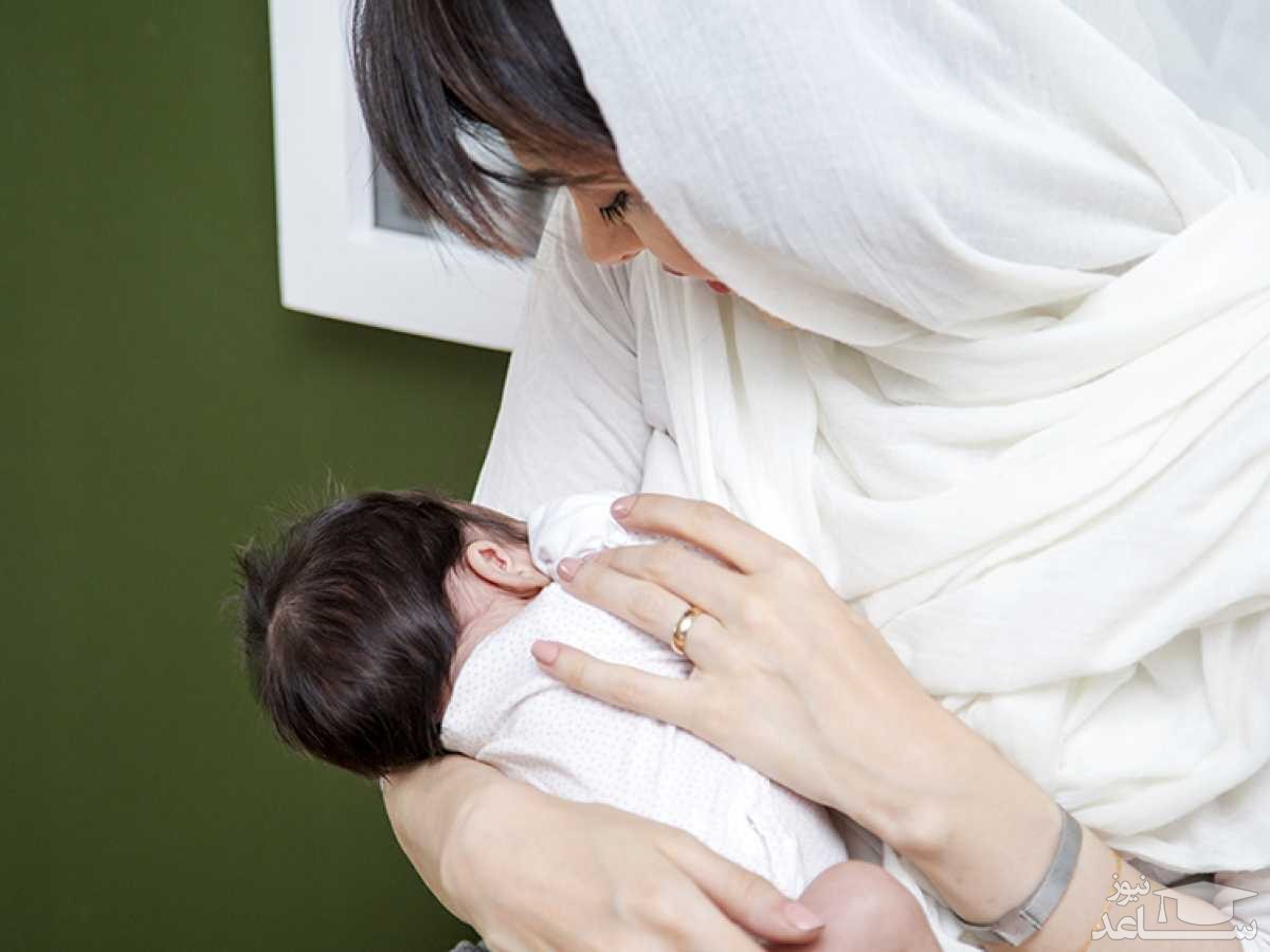 نوزاد خود را چگونه در آغوش بگیریم؟