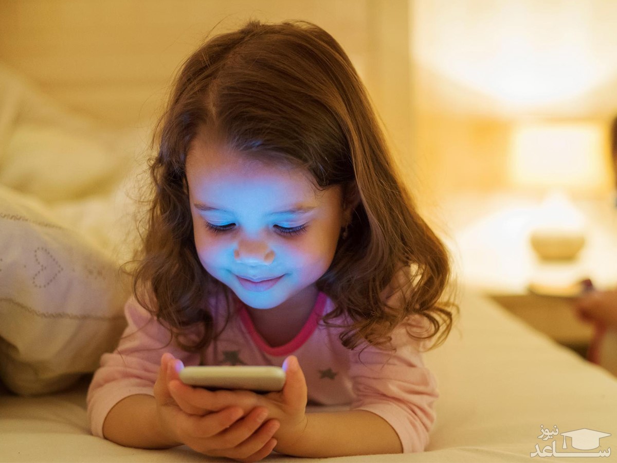 استفاده کودک از موبایل در تخت
