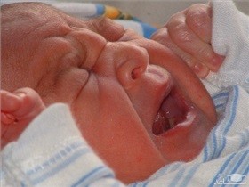7 علت مهم گریه کردن نوزاد