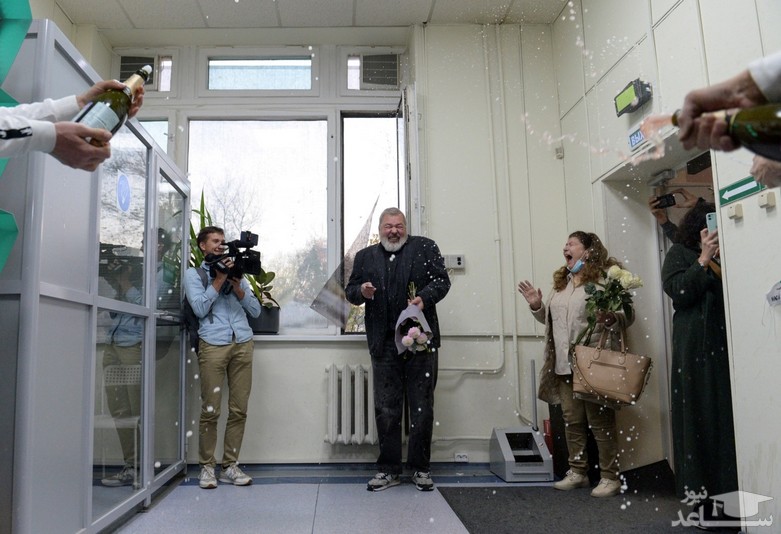 استقبال همکاران از "دیمیتری موراتوف" سردبیر روزنامه "نوایا گازتا" روسیه پس از اعلام برگزیده شدن او به عنوان یکی از 2 برنده نوبل صلح 2021 در دفتر این روزنامه روسی در مسکو/ رویترز