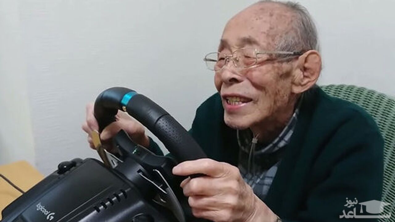 (فیلم) علاقه جالب یک پیرمرد ۹۳ ساله به بازی‌های اتومبیل‌ رانی