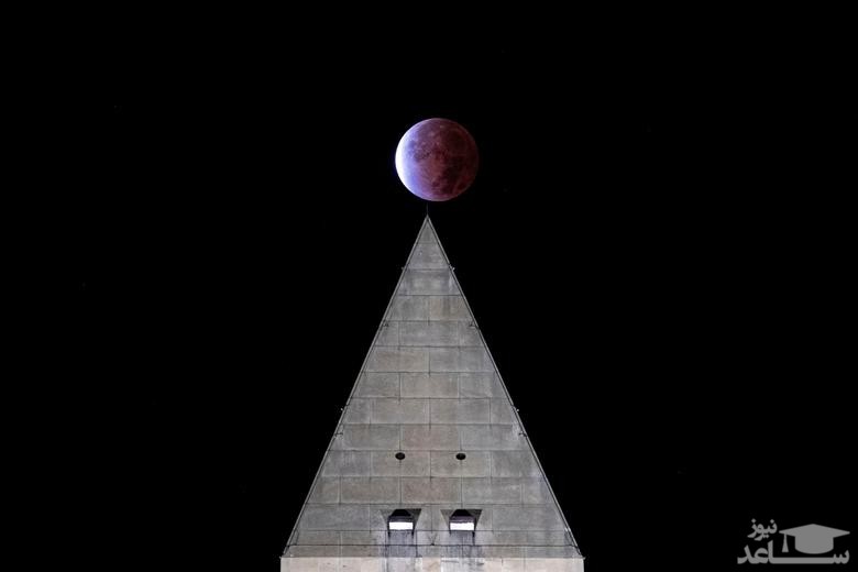 نمایی از طولانی ترین ماه گرفتگی جزئی قرن بر فراز بنای یادبود در شهر واشنگتن دی سی آمریکا/ رویترز