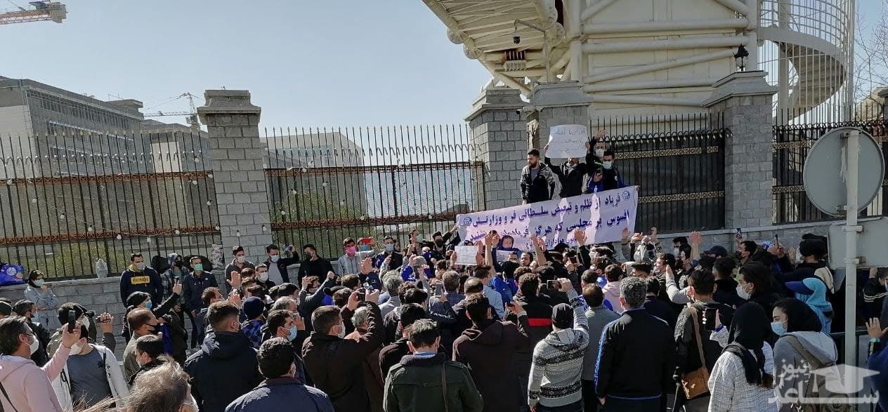 شعار‌های استقلالی‌ها به وزیر ارتباطات کشیده شد
