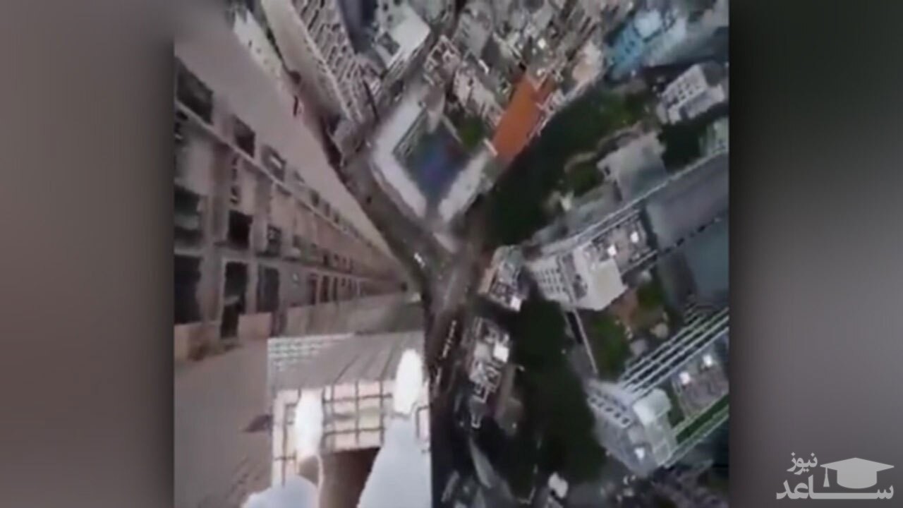 (فیلم) اقدام رعب آور یک مرد روی لبه‌های دیوار یک آسمان خراش