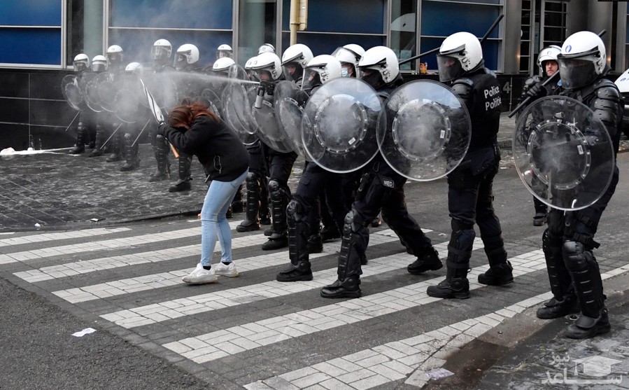 استفاده پلیس بلژیک از اسپری فلفل برای مقابله با معترضان به محدودیت های کرونایی در جریان تظاهراتی در شهر بروکسل/ آسوشیتدپرس