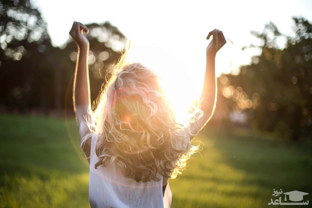 خانمی در مقابل نور خورشید