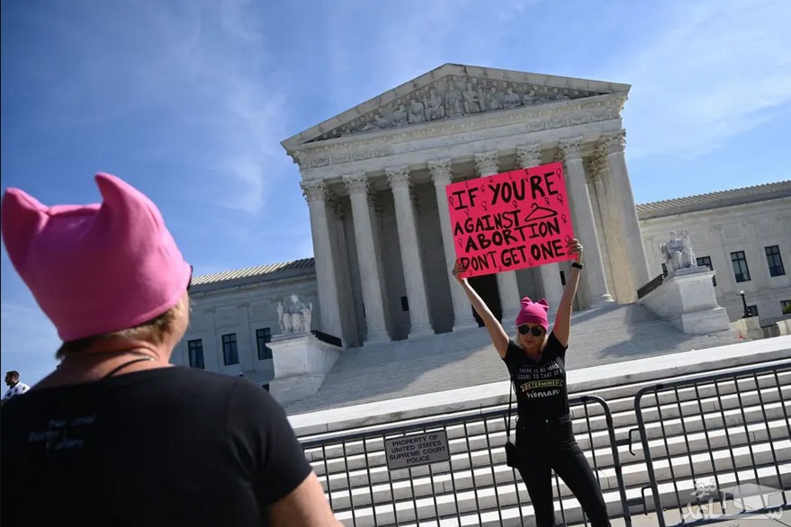 تجمع حامیان حق سقط جنین زنان در مقابل ساختمان دیوان عالی آمریکا در شهر واشنگتن دی سی/ خبرگزاری فرانسه