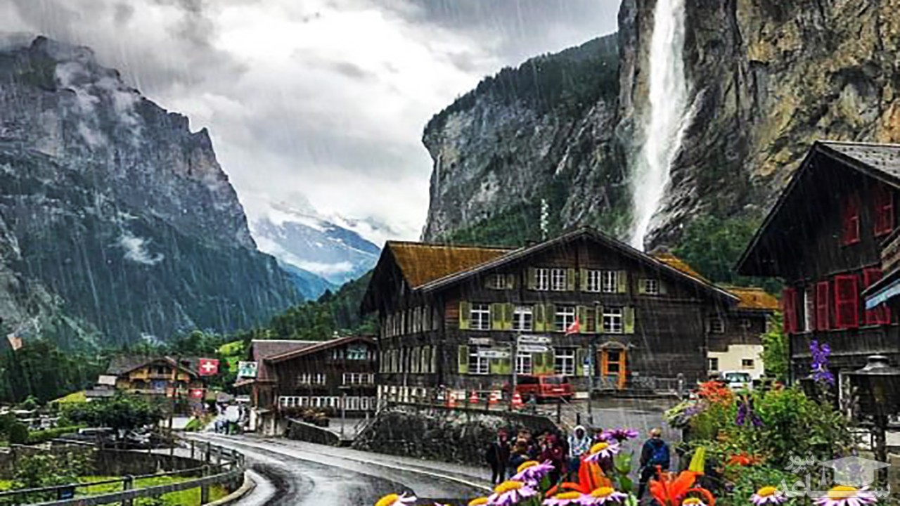 (فیلم) خانه‌هایی که در میان صخره‌ها و آبشارهایی حیرت انگیز ساخته شده اند