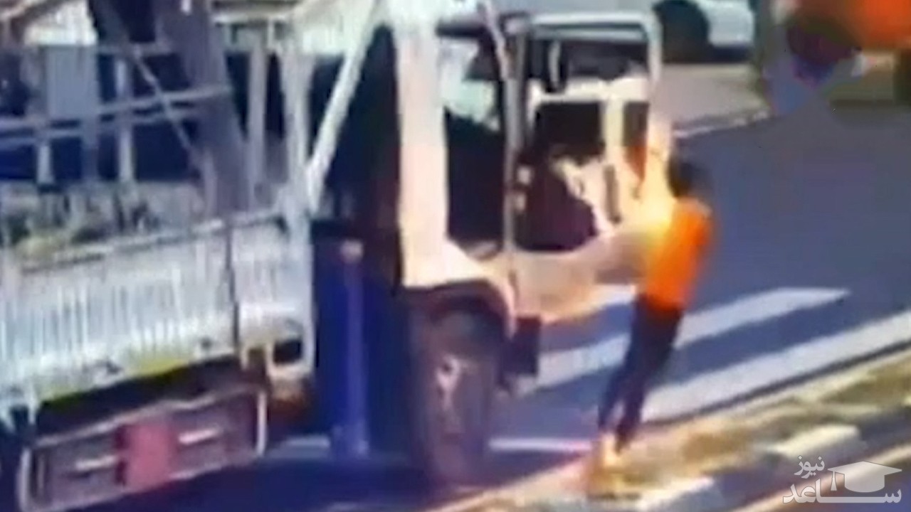 (فیلم) زنده ماندن راننده کامیون از حادثه برق گرفتگی شدید 