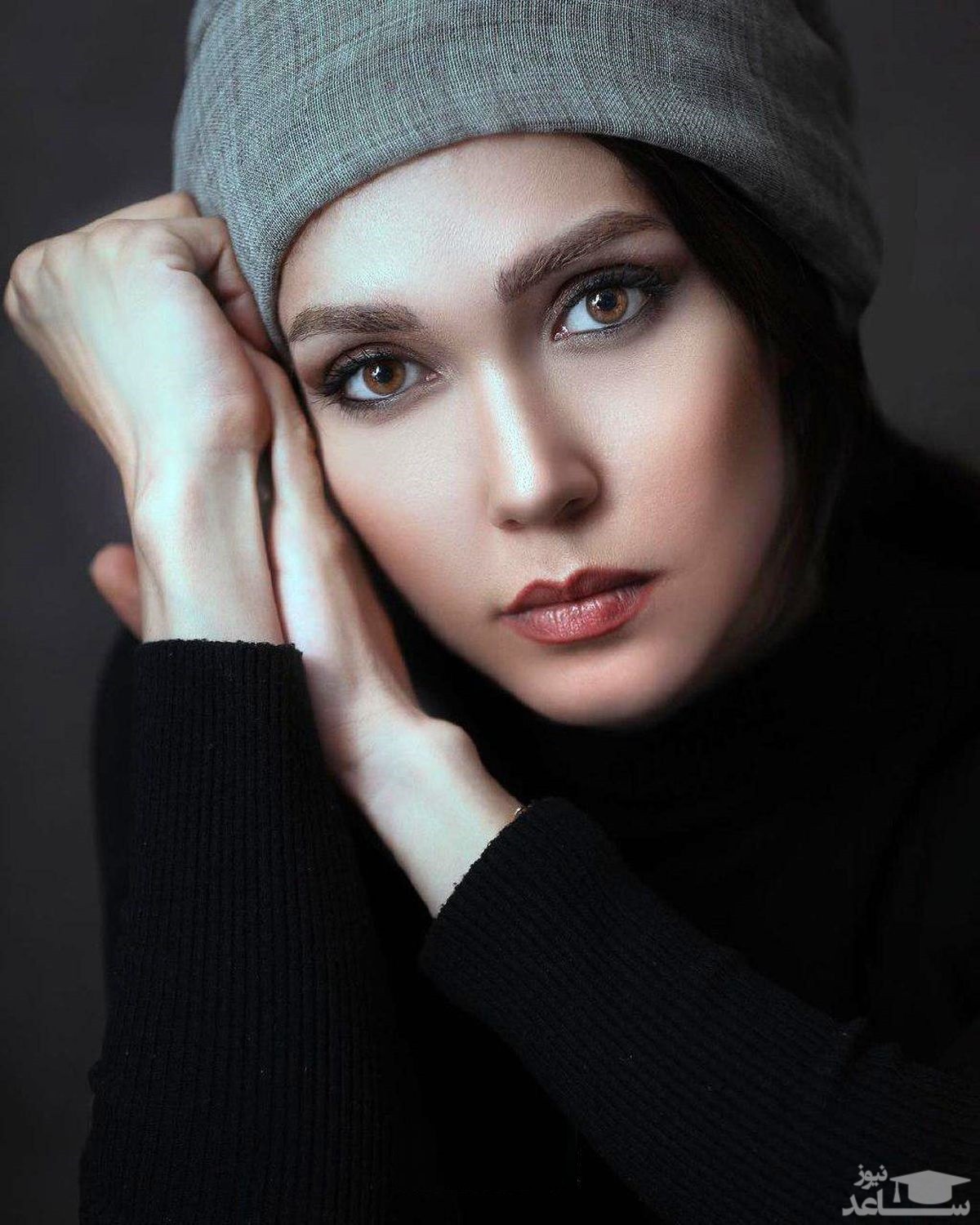 نگاهی به استایل هنری و خیابانی شهرزاد کمال زاده در حیاط خانه نوستالژی و قدیمی