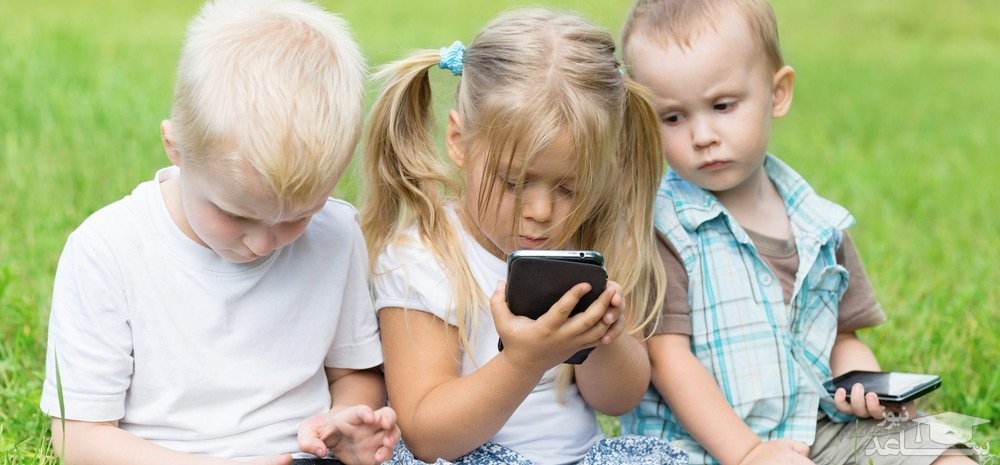 کودکان موبایل به دست