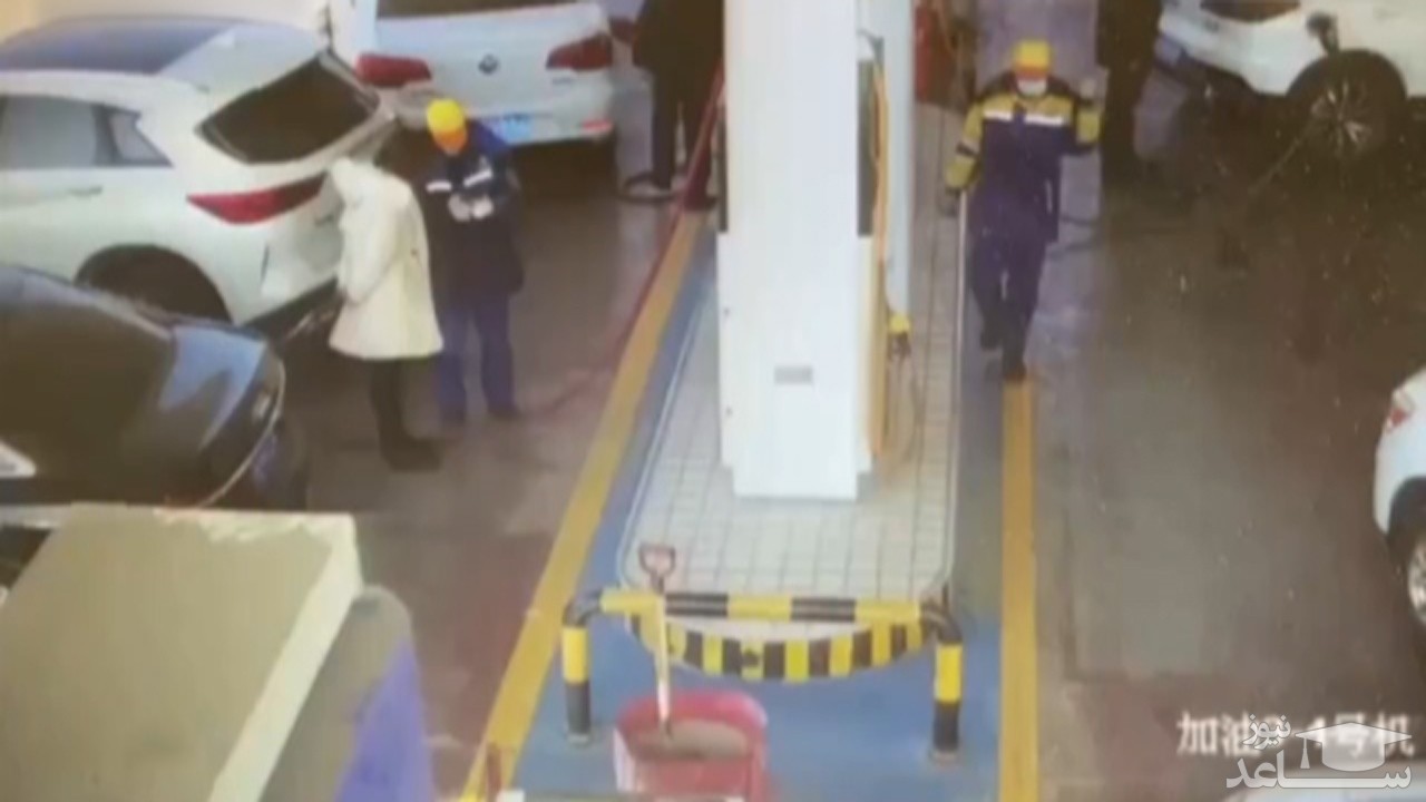 (فیلم) افتادن پمپ بنزین بر روی دو نفر به دلیل جدا نکردن نازل توسط راننده سر به هوا