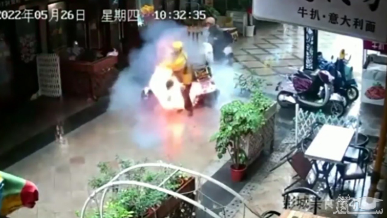 (فیلم) انفجار باتری موتورسیکلت برقی حین حرکت