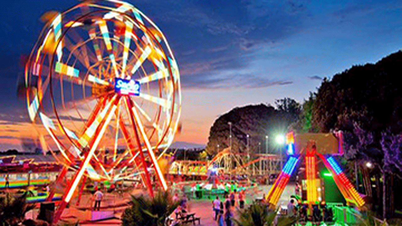 (فیلم) اتحاد مردم برای جلوگیری از بروز حادثه دلخراش در شهربازی 