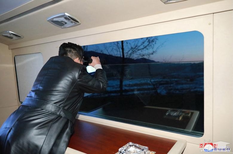 رهبر کره شمالی در حال تماشای لحظه پرتاب و آزمایش موشک مافوق صوت کره شمالی/ خبرگزاری رسمی کره شمالی