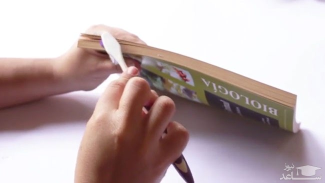 پوستر تمیز کردن کتاب با مسواک