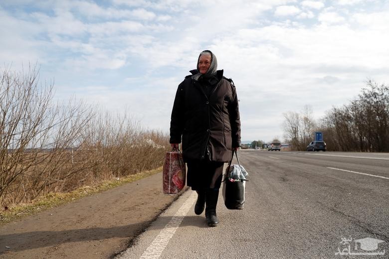 شهروندان اوکراینی و غیراوکراینی در حال حرکت به سمت مرز مجارستان/ رویترز
