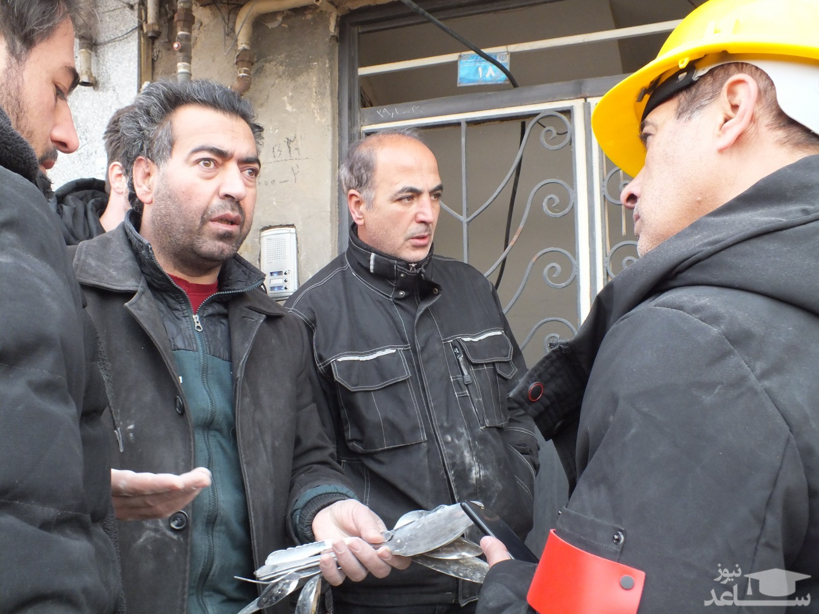 ساکنان ساختمان تخریب شده