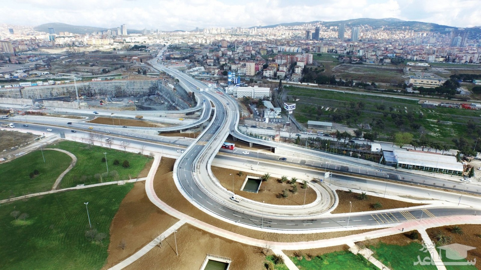 (فیلم) دور زدن عجیب یک اتوبوسی بر روی یک پل هوایی باریک!