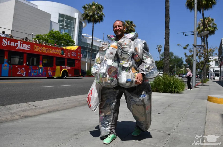یک فعال محیط زیستی در ایالت کالیفرنیا آمریکا لباسی از زباله به تن کرده تا افکار عمومی را نسبت به موضوع خطرات زباله های شیمیایی برای طبیعت حساس کند./ خبرگزاری فرانسه