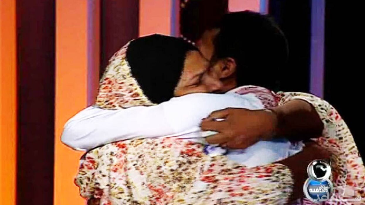 دیدار فوتبالیست معروف با مادرش پس از ۳۰ سال در یک برنامه زنده تلویزیونی 