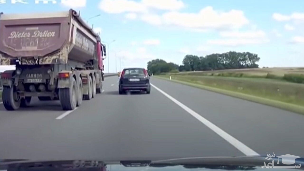 (فیلم) واژگونی خودروی شاسی بلند بر اثر برخورد با کامیون