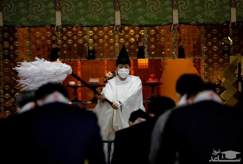 یک راهب "شینتو" در معبد "کاندا میوجین" در شهر توکیو ژاپن در حال اجرای مراسم آیینی- عبادی برای زائران در اولین روز کاری سال نو. در این روز زائرانی که به دنبال ثروت و کسب و کار موفق هستند برای دعا به معبد می آیند./ رویترز و خبرگزاری فرانسه