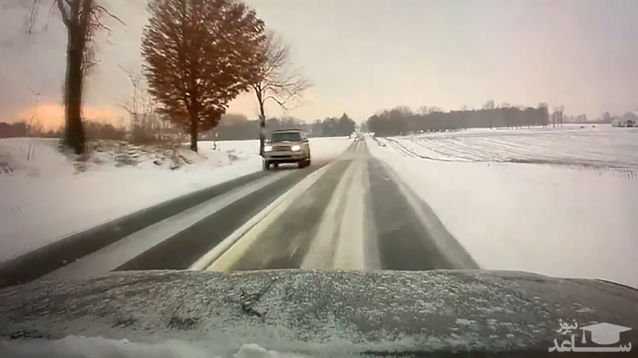(فیلم) سر خوردن یک اتومبیل در جاده یخ زده 