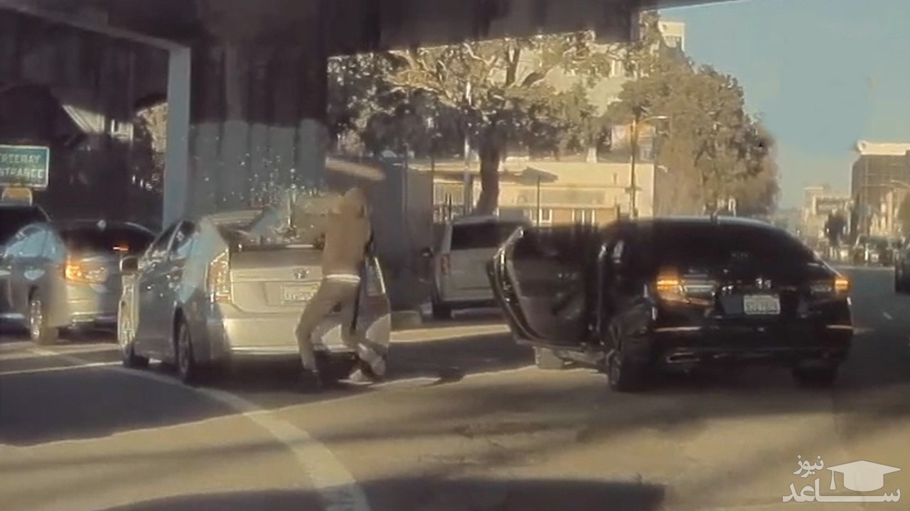 (فیلم) سرقت عجیب از یک ماشین در ترافیک