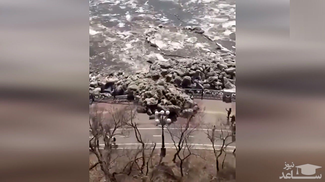 (فیلم) لحظه هولناک سرازیر شدن یخ‌های یک رودخانه به وسط خیابان