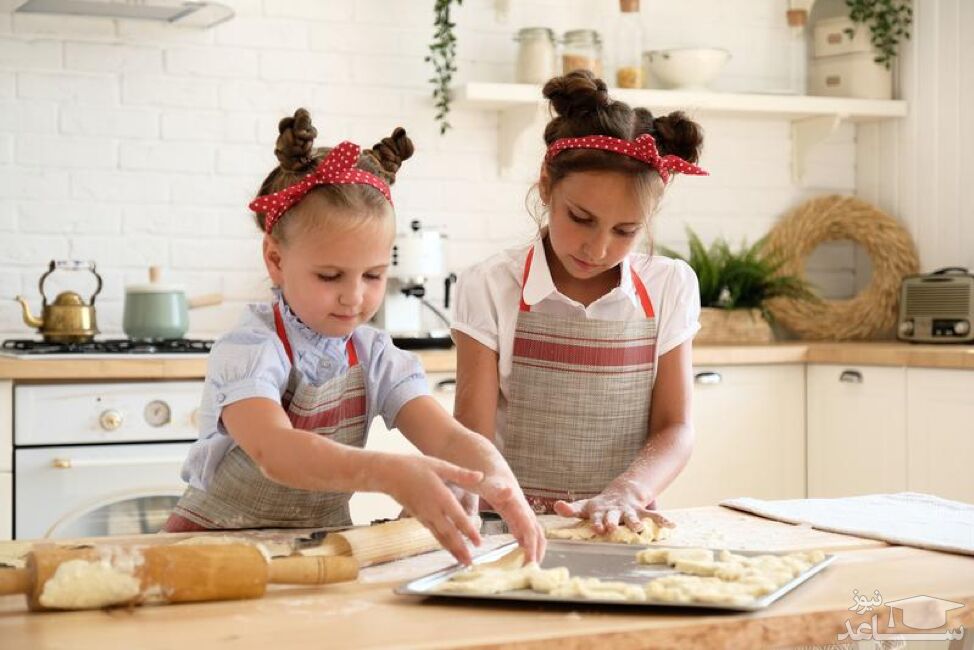 دو کودک در حال آشپزی