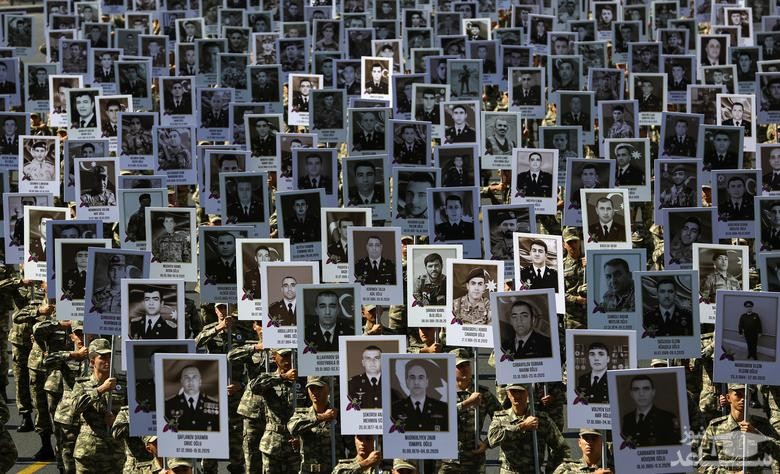 رژه نظامی با تصاویر سربازان و افسران کشته شده ارتش آذربایجان در جریان جنگ سال گذشته قره باغ در نخستین سالگرد این جنگ در شهر باکو/ رویترز