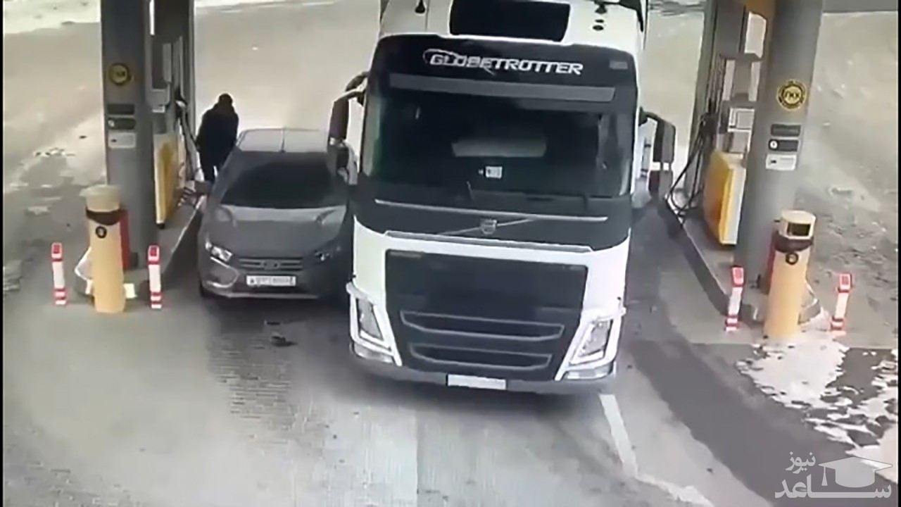 (فیلم) گیر کردن یک مرد بین دو ماشین 