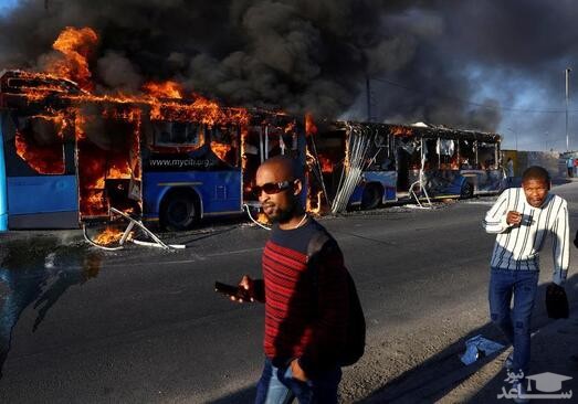 آتش زدن اتوبوس ها در اعتصابات و اعتراضات 2 روزه رانندگان تاکسی در شهر "کیپ تاون" آفریقای جنوبی/ رویترز