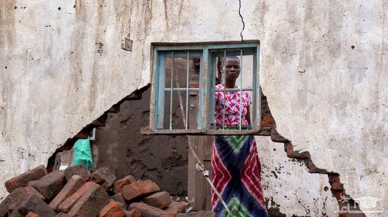 زنی در خانه ویران شده اش در اثر طوفان استوایی "آنا" در روستایی درجنوب مالاوی/ رویترز