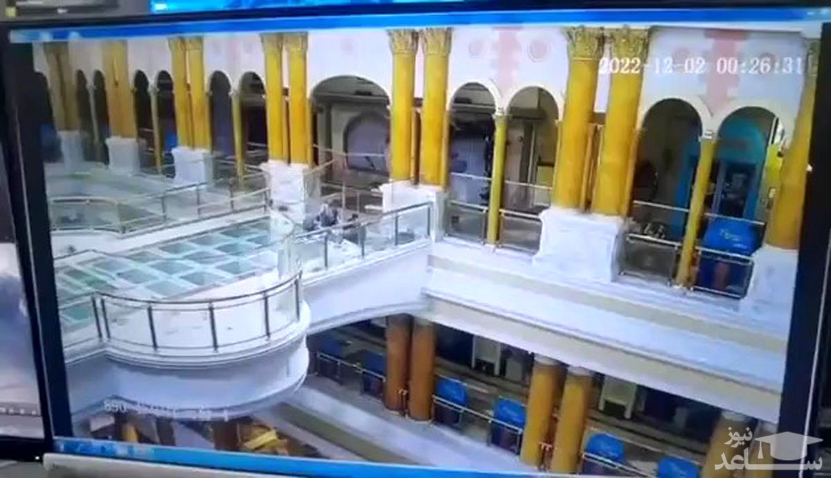 سقوط وحشتناک یک مرد چینی از طبقه پنجم یک ساختمان شیشه‌ای +فیلم